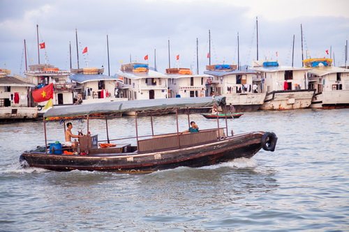 Các dịch vụ vận tải thủy là một trong những yếu tố tác động tới môi trường vịnh Hạ Long